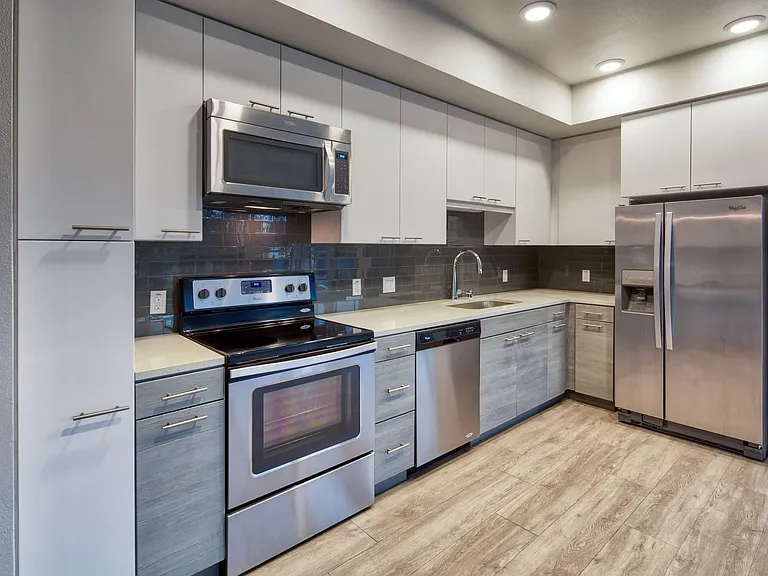 EVIVA Midtown Apartments — Photo 37
