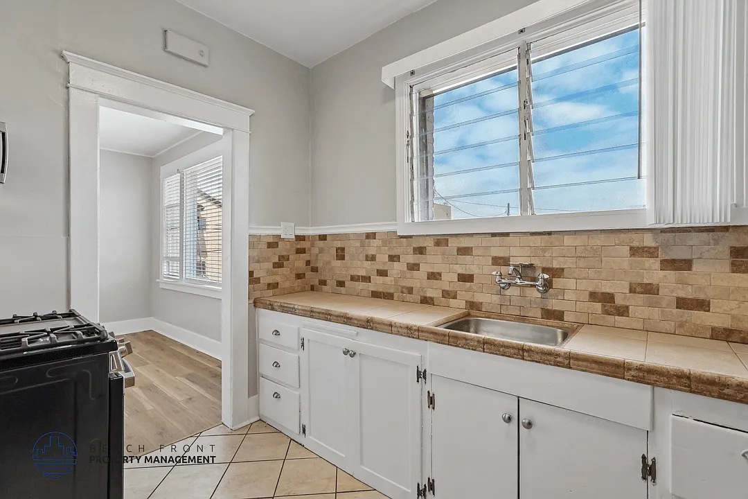 1141 Pine Ave — Photo 2