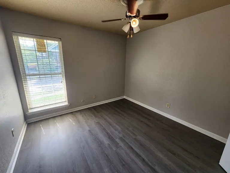 Barton Oaks Apartments — Photo 6