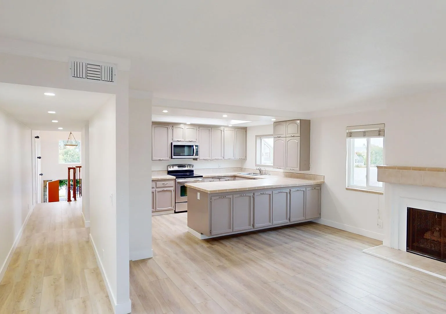 Spacious 3 Bedroom, 2.5 Bathroom Home with Sunroom in Coronado's Village — Photo 2