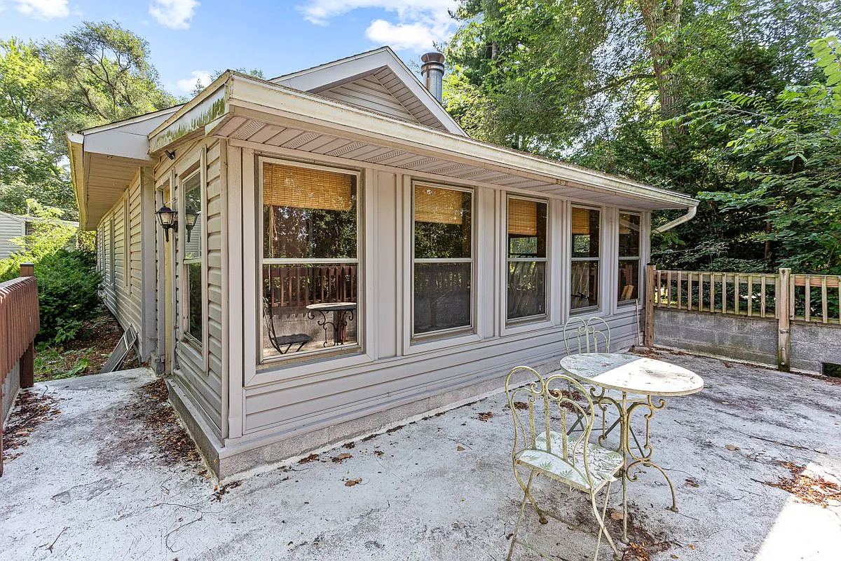 3 bed, 1.0 bath, 1350 sqft, $2,400 — Photo 3