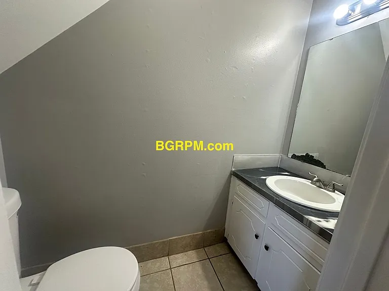 1099 W Elm St — Photo 7