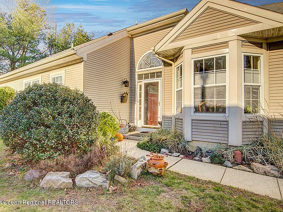 3rd image of 26 Devereux Drive