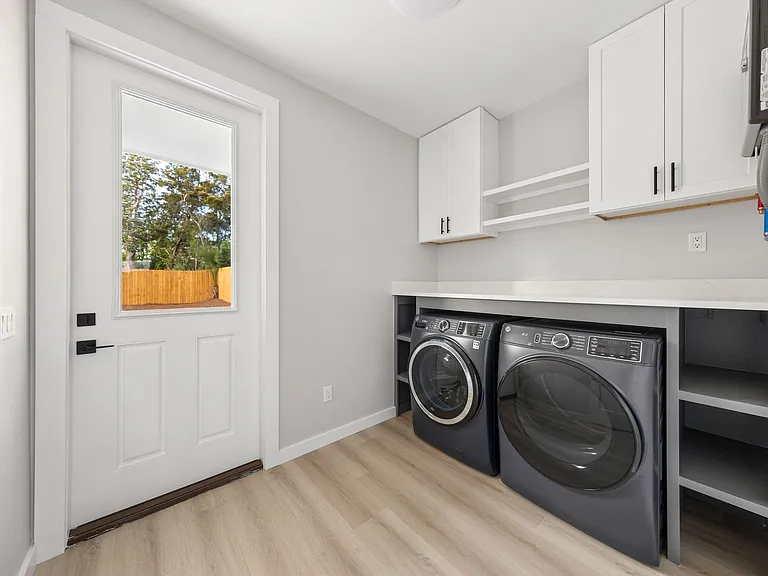 517 E 8th St #1 — Photo 12