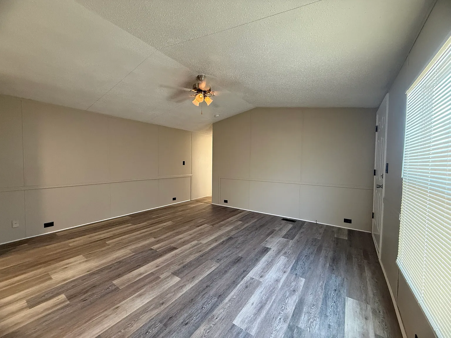 3 bed, 960 sqft, $824 — Photo 3