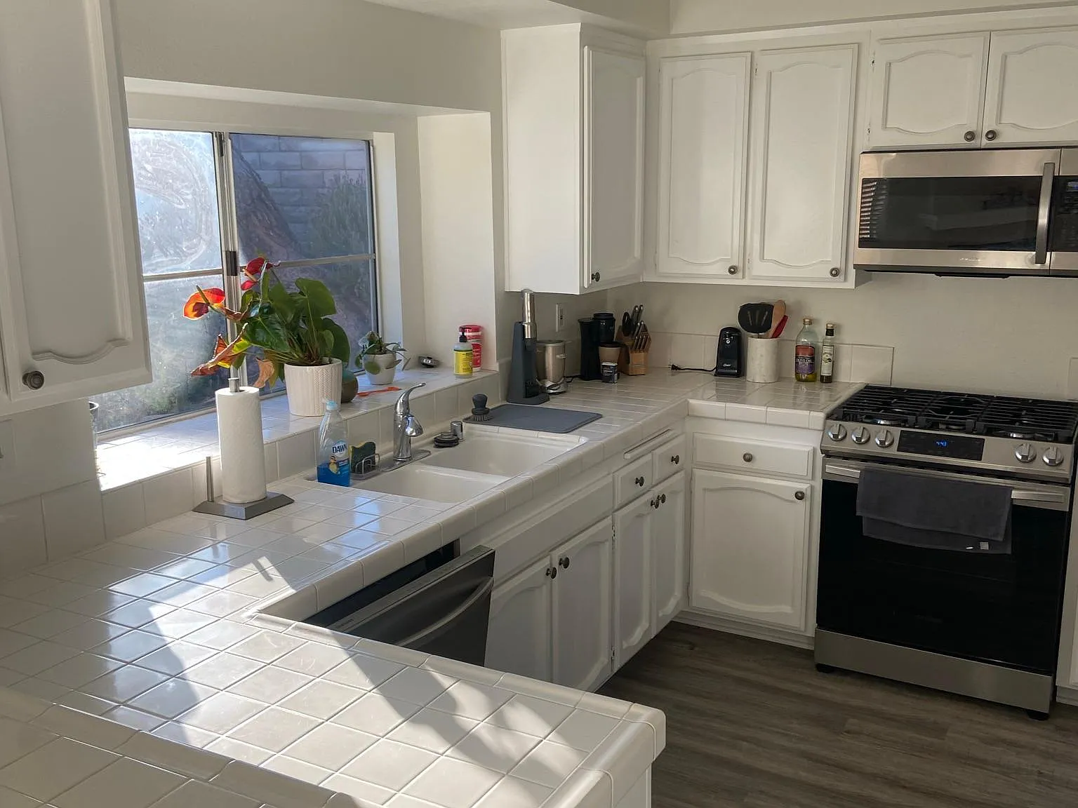 5 bed, 2392 sqft, $4,900 — Photo 4