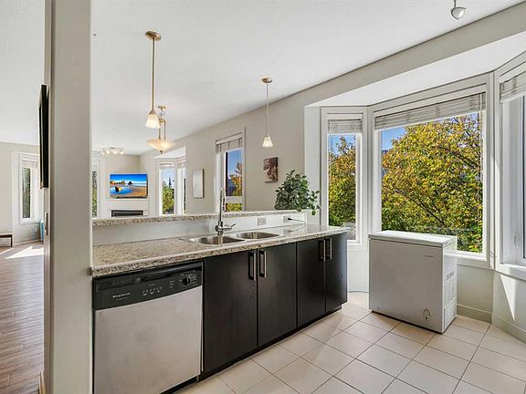 5th image of 830 S Centre Ave NE #302