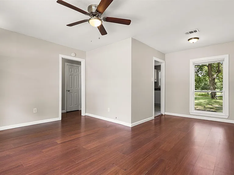 2318 Pecan St — Photo 8