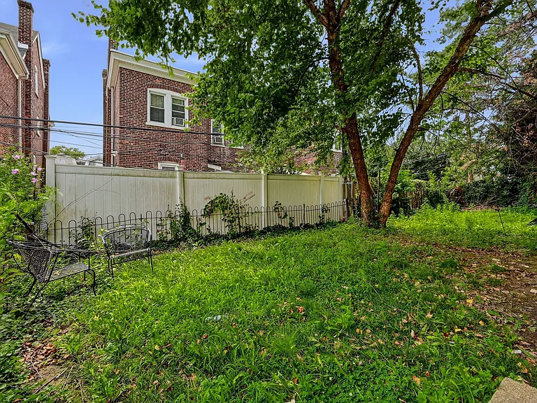 412 W 23rd St — Photo 35