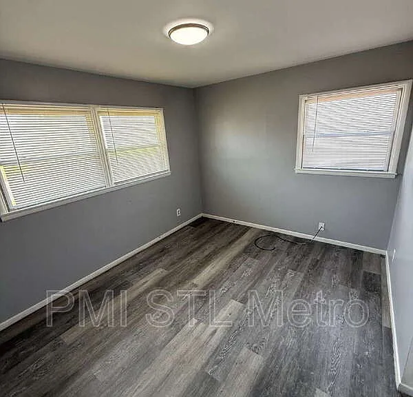 323 Shepley Dr — Photo 4