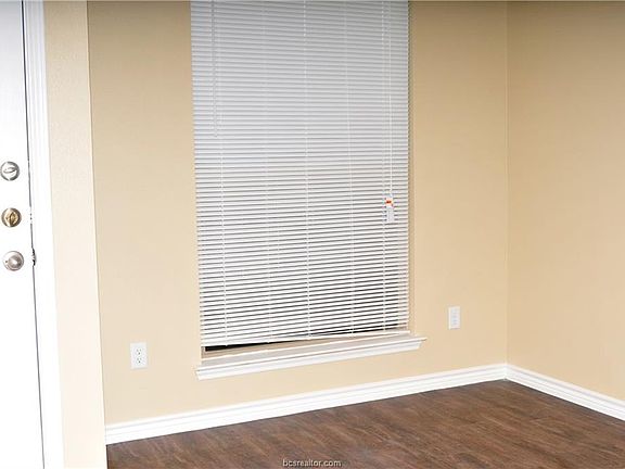5th image of 807 Navarro Dr APT A