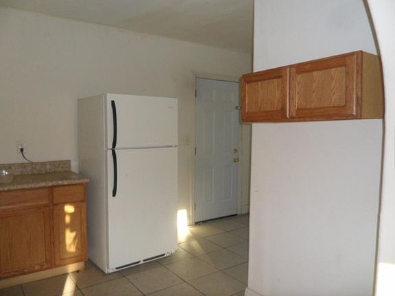4th image of 1294 N Thesta St