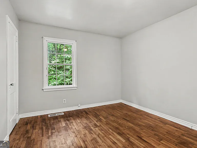 3743 Poplar Dr — Photo 10