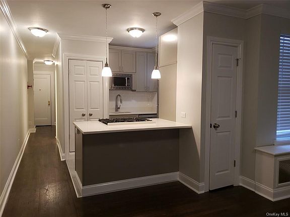 3rd image of 196 Martine Ave APT 3D