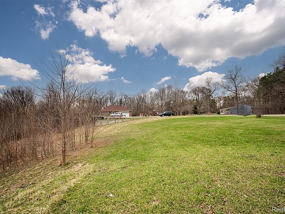 3rd image of 5100 Park Rd