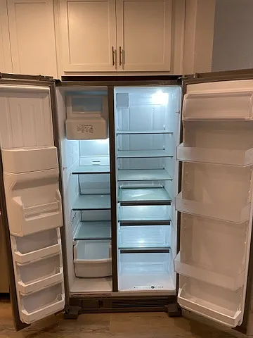Side by side refrigerator with ice maker