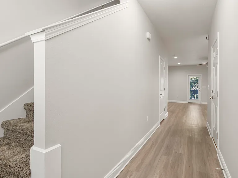 1881 Pointe Dr — Photo 3