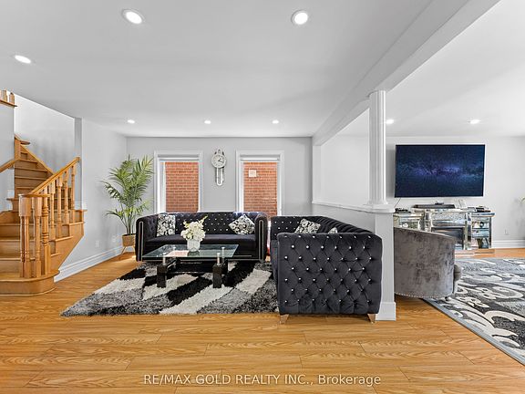 4th image of 8 Bayridge Dr
