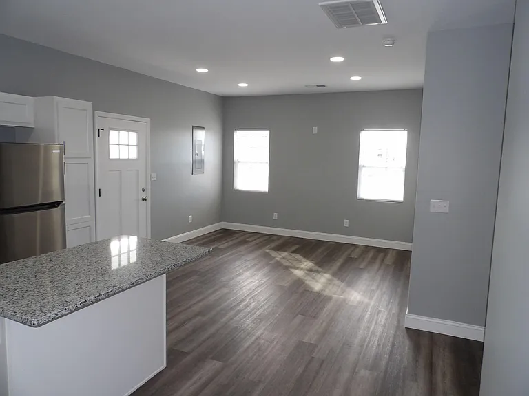 240 E Court St — Photo 12