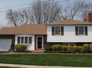 466 Grenadon Ln, North Babylon, NY 11703