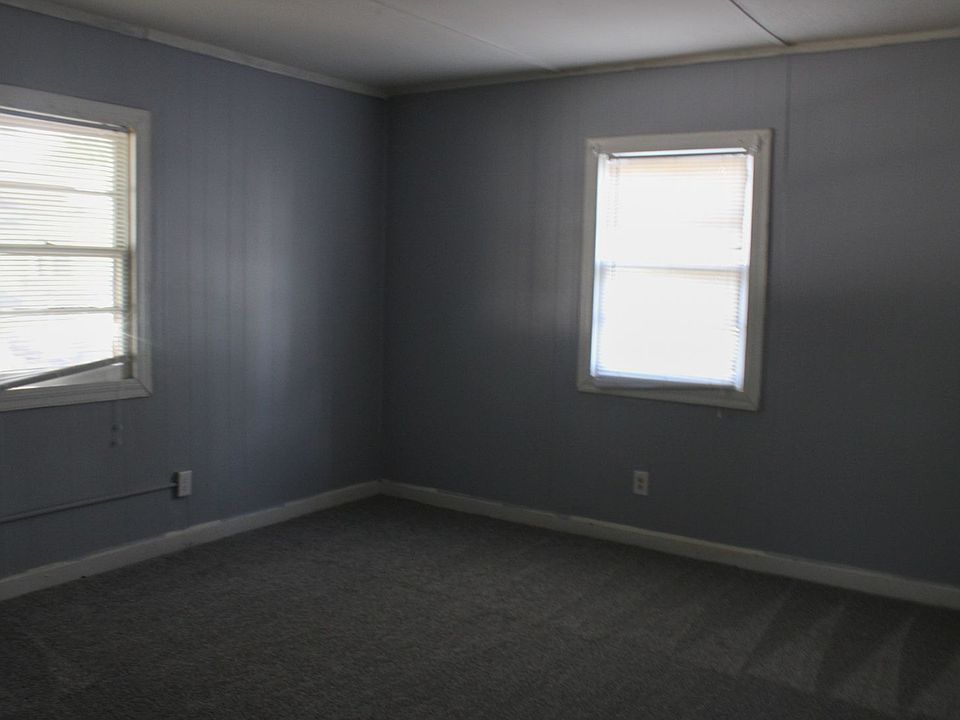 2nd image of 106 Spruce St SW