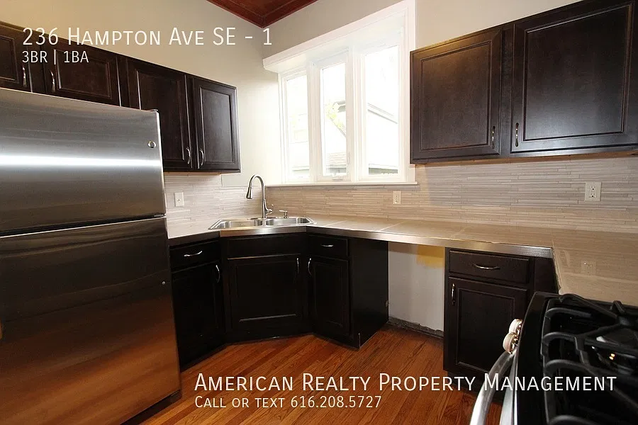 236 Hampton Ave SE — Photo 2