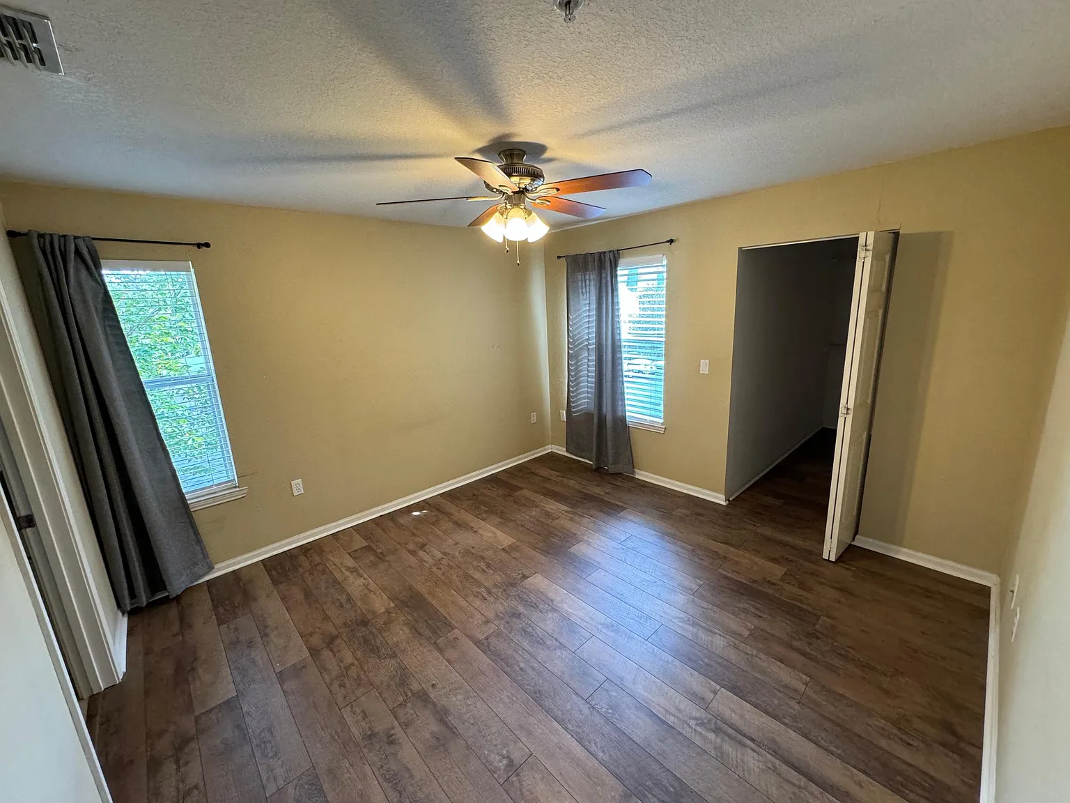 940 Village Trl — Photo 2