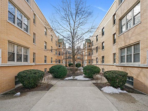 3rd image of 3135 W Palmer Blvd #G
