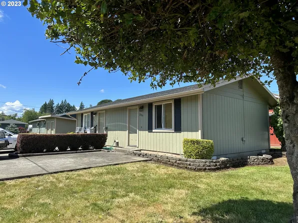 2015 Cowlitz St, Saint Helens, OR 97051