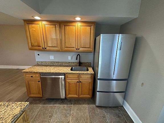 5th image of 1722 Summit St APT D