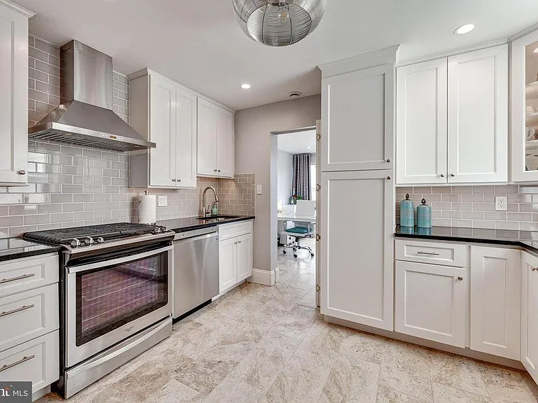 523 Ingraham St NE — Photo 4