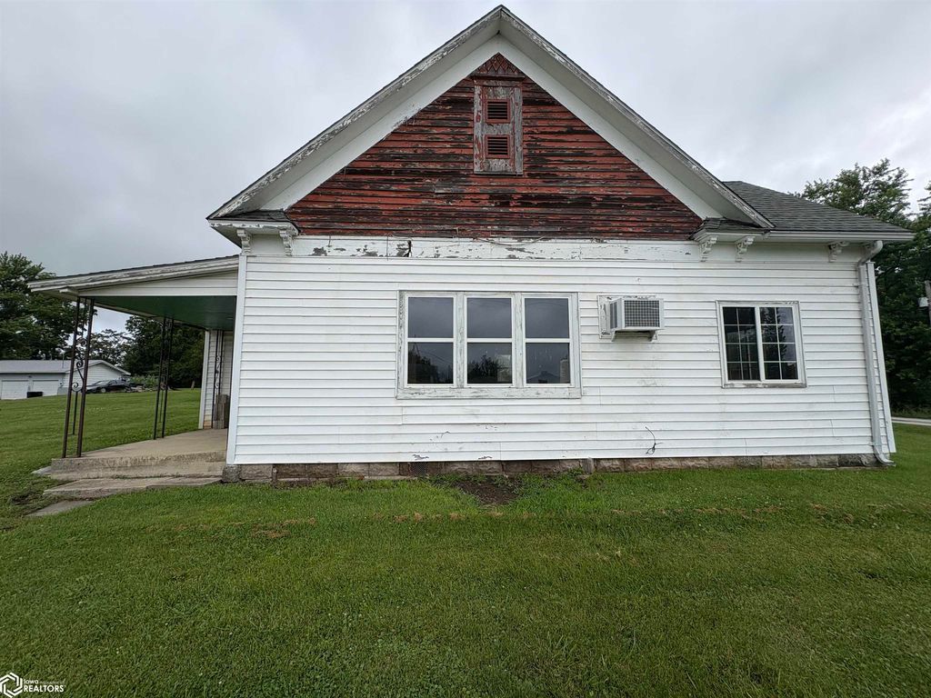 210 S Maple, Cincinnati, IA - More