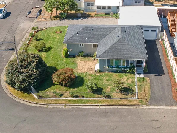 150 6th St, Winchester Bay, OR 97467