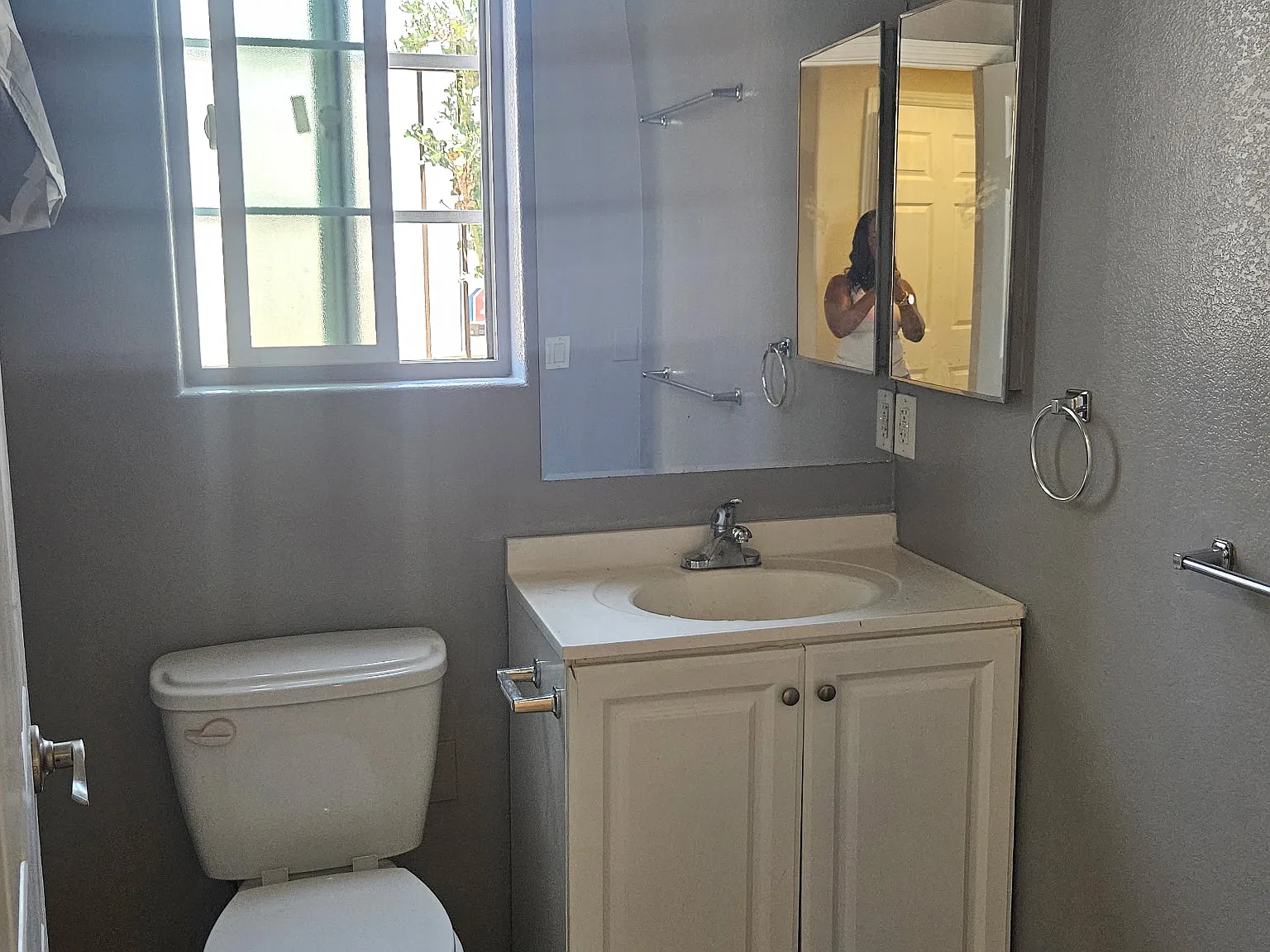 Large first floor apartment in a Quiet Building (Handicap Accessible) — Photo 3