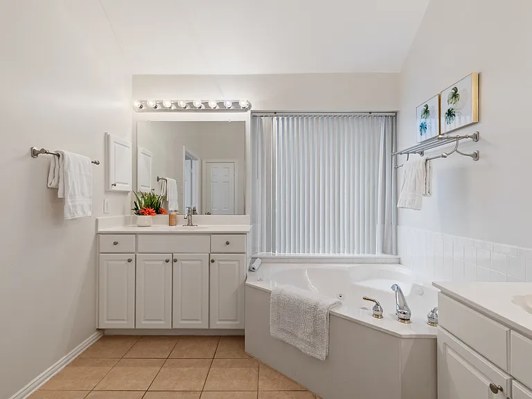 1438 Royal Oaks Dr — Photo 19