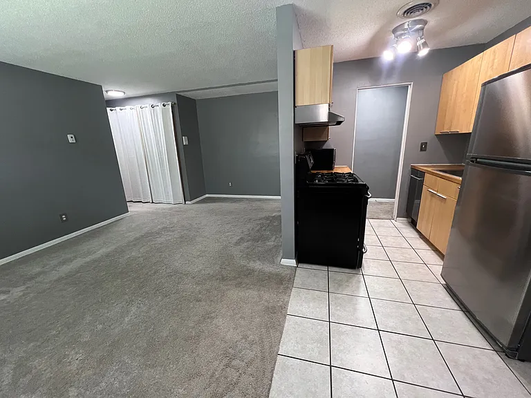 2747 Dupont Ave S #102 — Photo 11