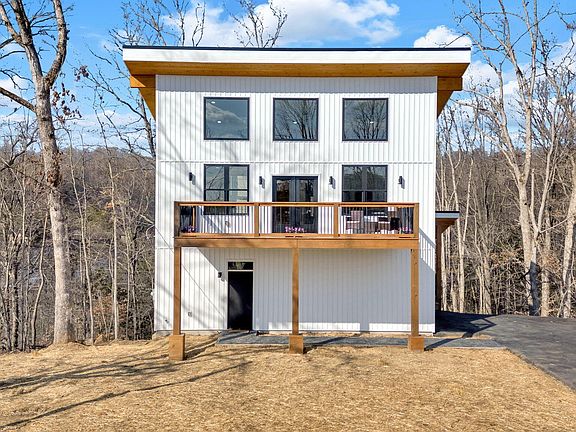 3rd image of 567 Lakeside Dr