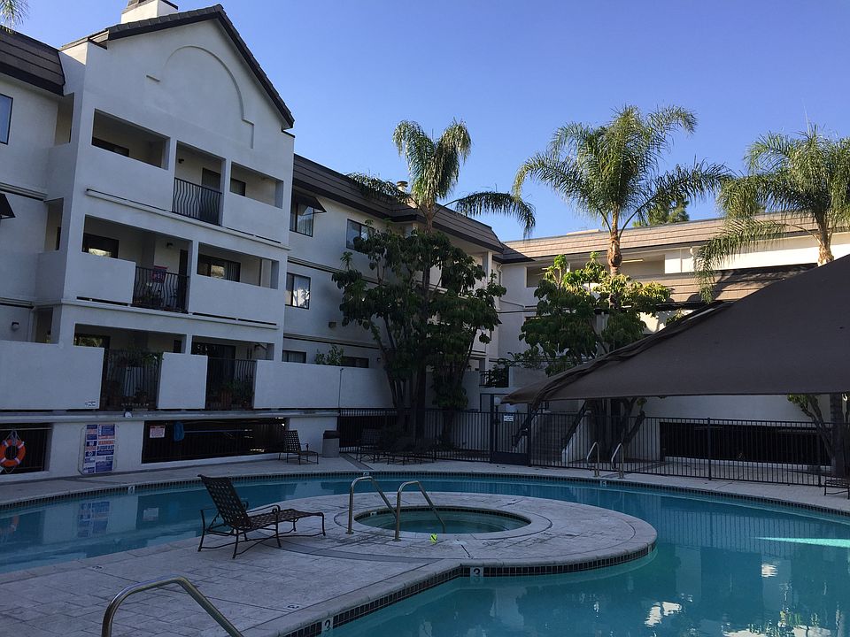 Center Court Patio and pool