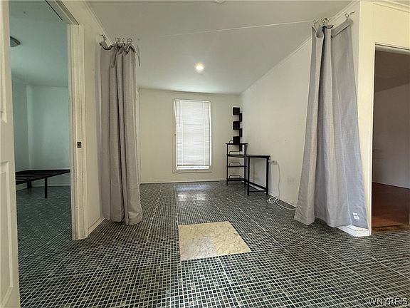 4th image of 367 University Ave