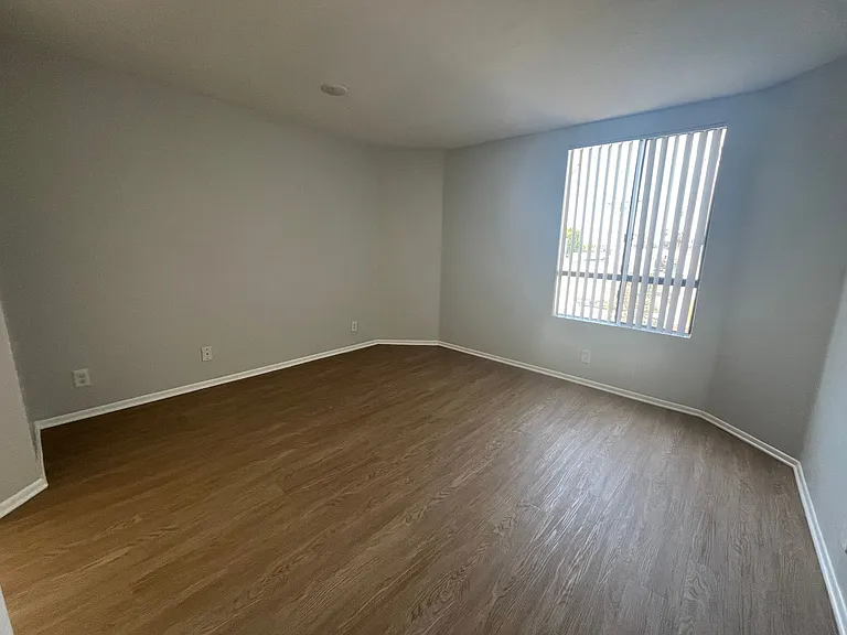 6310 Sylmar Ave — Photo 13