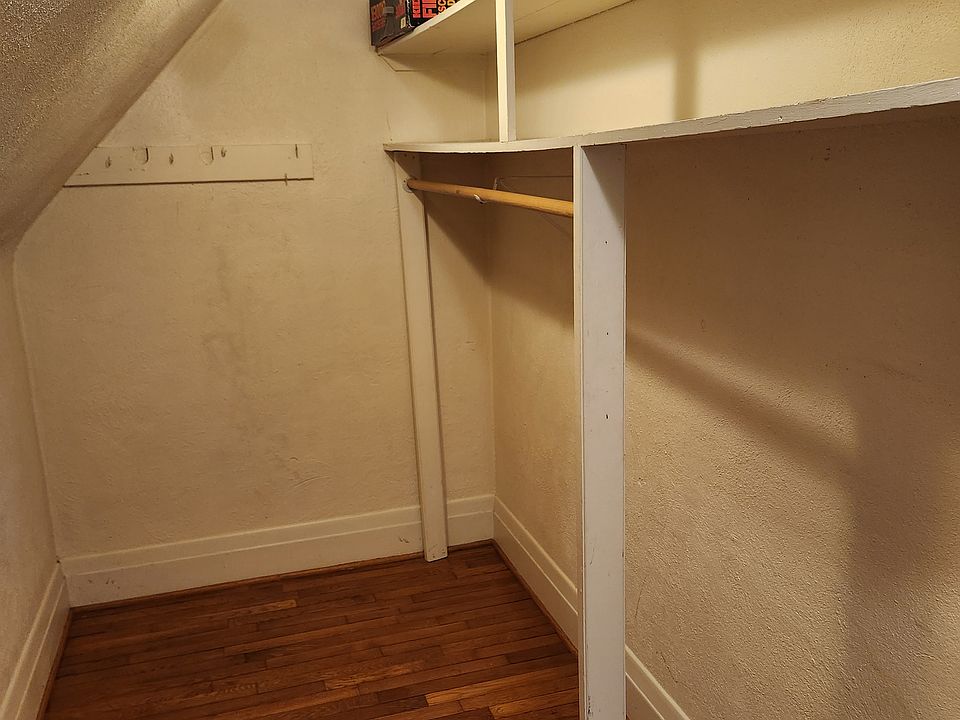 2nd image of 922 W Johnson St #203