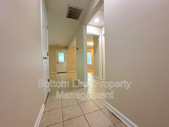 4th image of 3227 Lake Dr