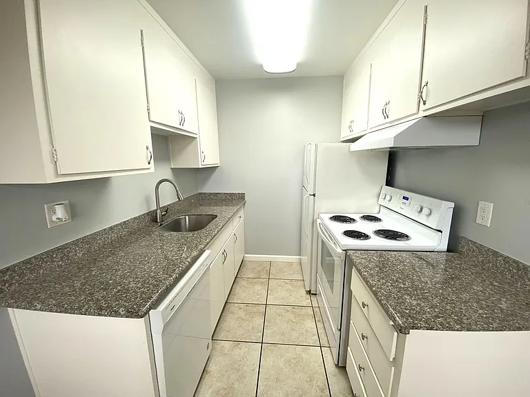 Capri Apartments Near Antioch Marina — Photo 1
