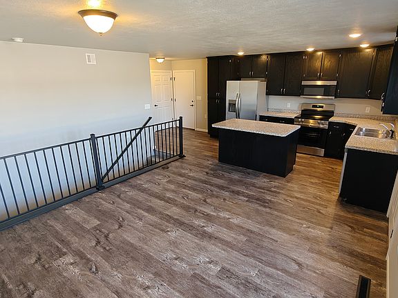 Entry Area w Island, Pantry, and Railing options
