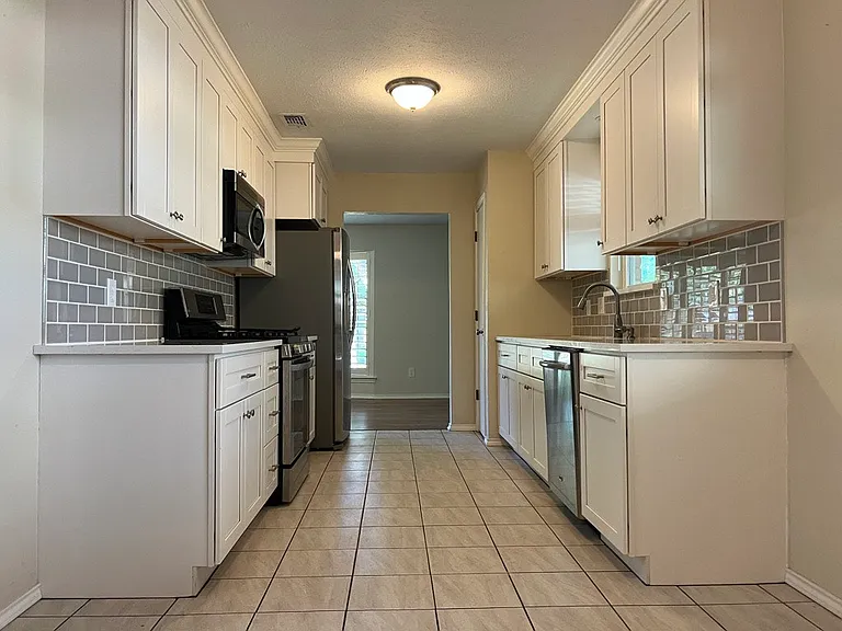 2401 Westridge Dr — Photo 5