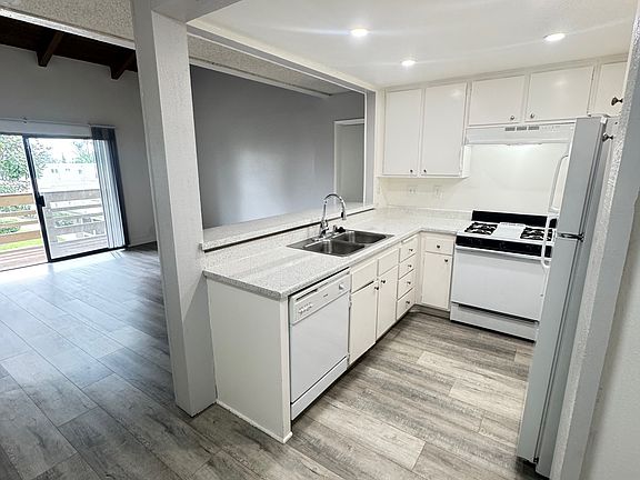 3rd image of 1133 E Alosta Ave #D105