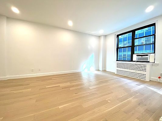 3rd image of 160 E 48th St APT 9C