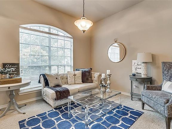 3rd image of 613 W Bend Blvd