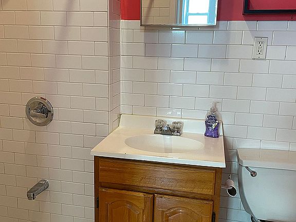 4th image of 428 Lorimer St #1B