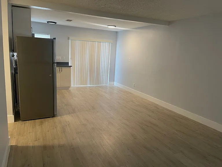 780 NE 46th Ct — Photo 31